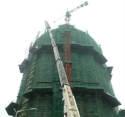 白云吊车在工地上作业